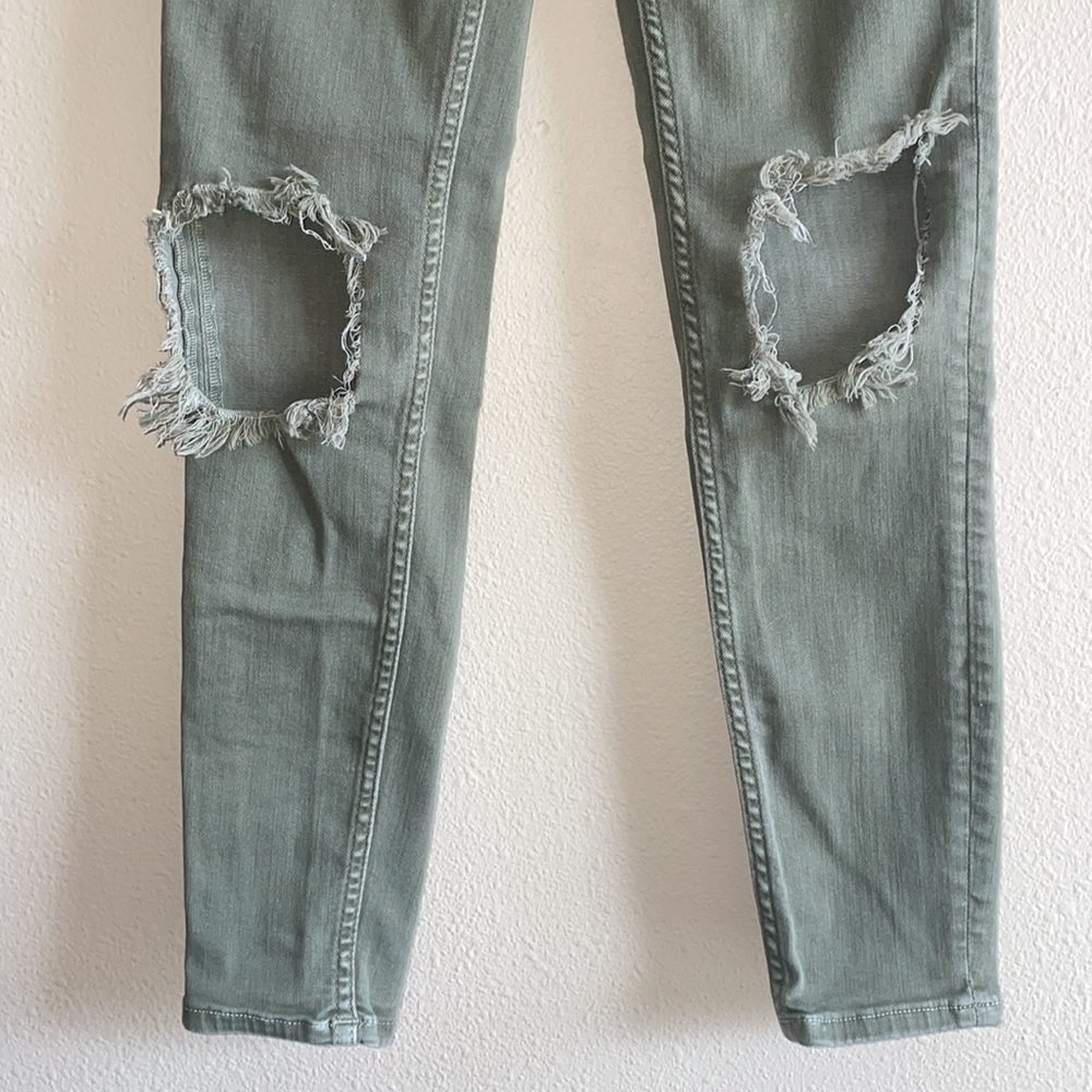 002: FREE PEOPLE green cropped skinny jeans with ripped knees Women’s size 26 - Picture 4 of 8